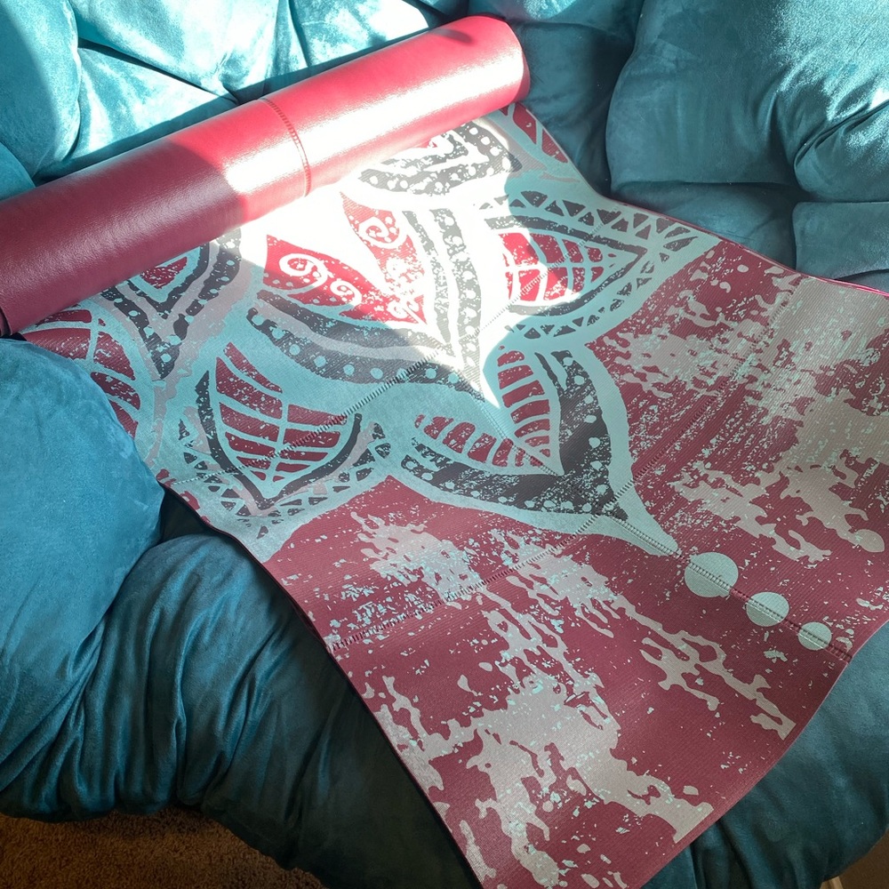 Gaiam yoga mat EUC roll or fold